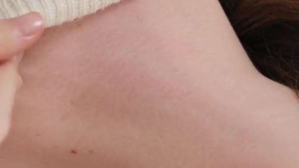 Ung Asiatisk Kvinna Som Applicerar Kroppslotion Och Massage Halsen Hud — Stockvideo