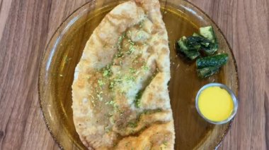 Kadın evde ev yapımı börek pişiriyor mutfakta cheburek pişiriyor.