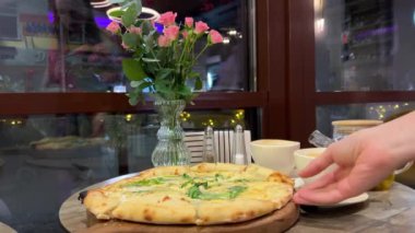 Arugula 'lı pizza ve restorandaki beyaz tabakta pizza.