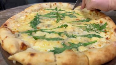 Arugula 'lı pizza ve restorandaki beyaz tabakta pizza.