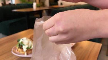 Yemek için tek kullanımlık eldiven takın. Restoran servisini sakın kirletmeyin.