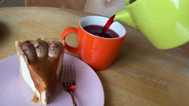 Tarta Queso Con Trozo Pastel Caramelo Mesa Con Delicioso Rojo — Vídeo de stock