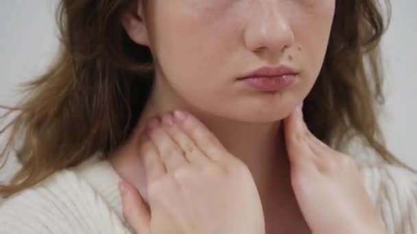 Masaje Cuello Mujer Joven Sentada Sofá Experimentando Dolor Cuello — Vídeo de stock