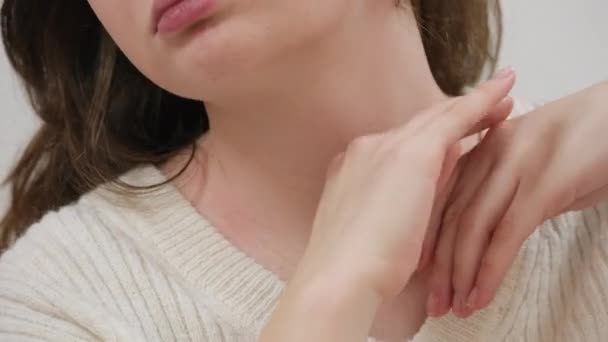Masáž Šíje Mladá Žena Sedí Pohovce Zažívá Bolest Krku — Stock video