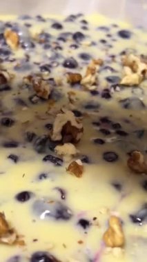 Taze vişneli turtayla doldurulmuş kek yapmak için gerekli malzemeler. Kadın vişneli turta hazırlıyor. Bake berry turtası