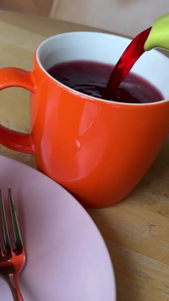 Чизкейк Карамельным Кусочком Торта Столе Восхитительным Красным Чаем Чай Гибискус — стоковое видео
