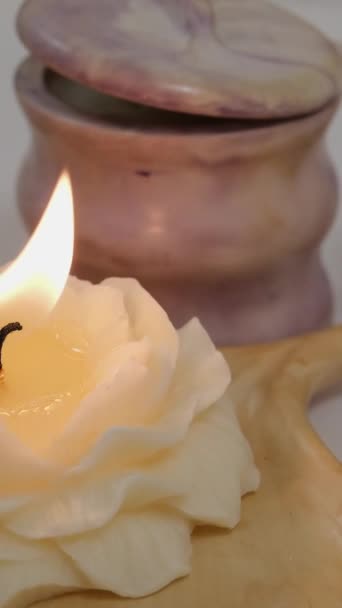 Αναπτήρας Ανάβει Ένα Κερί Ανάβει Ένα Κερί Χριστουγεννιάτικη Διακόσμηση Σπιτιού — Αρχείο Βίντεο