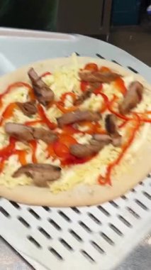 Fırıncı pizzayı fırına bir fırıncı spatulasının yardımıyla koyar. Fırında pizza pişirme süreci. Lezzetli pizza pişirme kavramı. Adım adım. Adım 8. Orta atış. Yavaş çekim