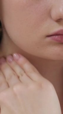 Boyun masajı. Kanepede oturan ve boynu ağrıyan genç bir kadın.