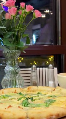 Arugula 'lı pizza ve restorandaki beyaz tabakta pizza.