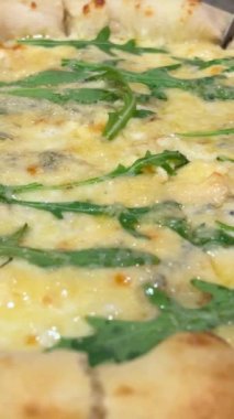 Arugula 'lı pizza ve restorandaki beyaz tabakta pizza.