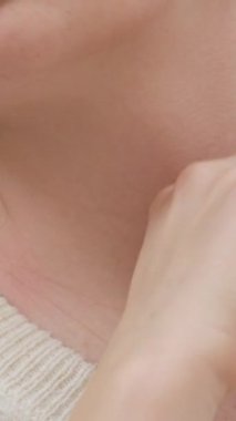 Boyun masajı. Kanepede oturan ve boynu ağrıyan genç bir kadın.