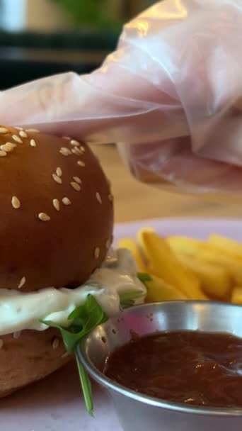 Close Slicing Half Beef Burger Table Serving Eating Burger Beef — Vídeo de Stock