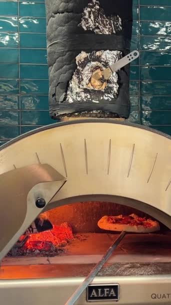 Brutarul Pune Pizza Cuptor Ajutorul Unei Spatule Brutar Procesul Coacere — Videoclip de stoc