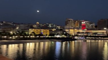 Gece şehir ve okyanus manzarası Phu Quoc Vietnam Günbatımı kasabası