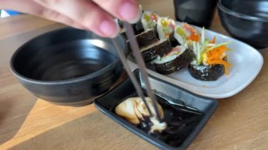 Tsukemono Japon aperatifleri Japon geleneksel yemeklerinde biberli suşi ile lahana turşusu, sebze salamura tsukemono. Suşi Vietnam Kafesi için soya sosuna mayonez ekle.