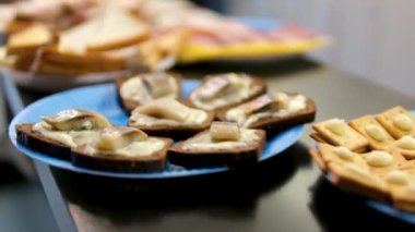 İtalyan ya da İspanyol restoranı geleneksel İspanyol yemekleri, İspanyol mutfağı, lezzetli mezeler ve peynir tabağı, peynirli bruschetta, zeytinli kuru domates ve lezzetli sandviç barı aperatifi, açık büfe.