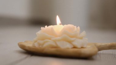 Büyük sarı mum ışıkları ve söndürme, siyah bir arka planda izole edilmiş. merkezi çerçeve