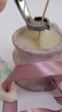 Balmumu ve hindistan cevizi yağlı kakao üstadı tereyağı ile mum kokulu cadı büyüsü yapıyorlar. Aroma damlaları eritme balmumunu şömine rafında kokulu mumlar yapıyor.