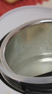 Balmumu ve hindistan cevizi yağlı kakao üstadı tereyağı ile mum kokulu cadı büyüsü yapıyorlar. Aroma damlaları eritme balmumunu şömine rafında kokulu mumlar yapıyor.