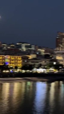 Gece şehir ve okyanus manzarası Phu Quoc Vietnam Günbatımı kasabası