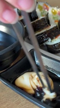 Tsukemono Japon aperatifleri Japon geleneksel yemeklerinde biberli suşi ile lahana turşusu, sebze salamura tsukemono. Suşi Vietnam Kafesi için soya sosuna mayonez ekle.