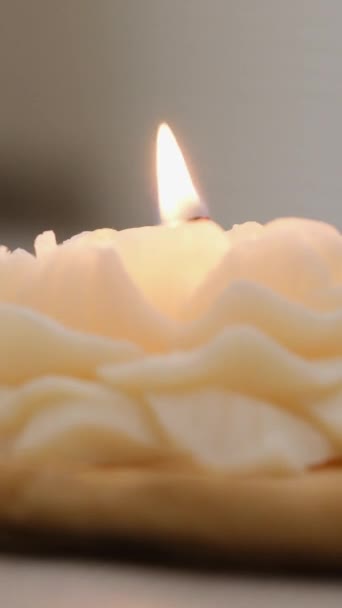 Eine Einzige Große Gelbe Kerzenflamme Entzündet Und Löscht Isoliert Auf — Stockvideo