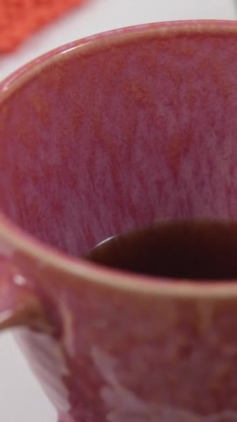 Eine Halb Leere Tasse Unfertigen Kaffees Ein Heißgetränk Steht Rosa — Stockvideo