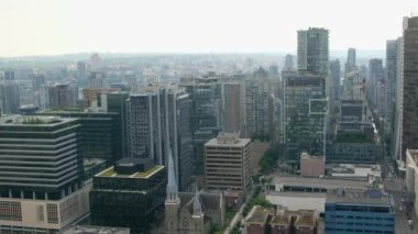 Şehir merkezindeki insanlar gerçek zamanlı olarak evleri çekiyor. Gökdelenler ve Pasifik Okyanusu. Kanada Vancouver 05.12.2024