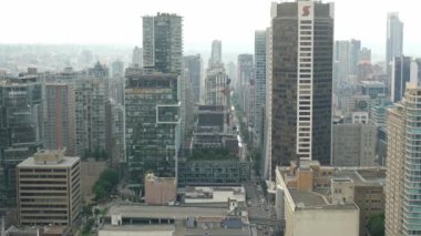 Şehir merkezindeki insanlar gerçek zamanlı olarak evleri çekiyor. Gökdelenler ve Pasifik Okyanusu. Kanada Vancouver 05.12.2024