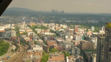 Şehir merkezindeki insanlar gerçek zamanlı olarak evleri çekiyor. Gökdelenler ve Pasifik Okyanusu. Kanada Vancouver 05.12.2024