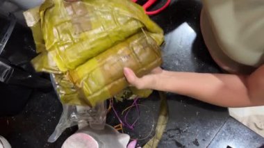 Vietnamlı yeni yıl pirinç keki yapışkan pirinçten ve bayanların elleri renkli çizgilerden yapılmış festival masasında gevşiyor Vietnamlılar. Asya yemekleri