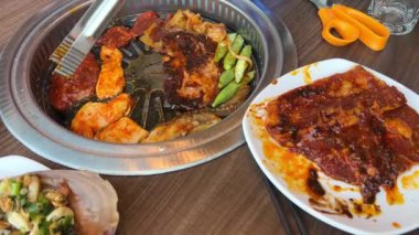 Tayland usulü Kore Barbeküsü, Tayland usulü barbekü, domuz ızgarası ve sıcak tavada sebze..