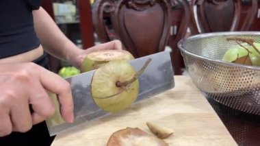 Chrysophyllum cainito Cainito, Cainito, Caimito, tar elma, yıldız elması, mor yıldız elması, altın yaprak ağacı, abiaba, pomme de lait Golden leaf ağacı olarak da bilinir. Yıldız elma meyveleri