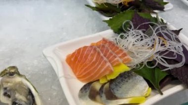 Farklı balık türlerinden aperatiflerle süslenmiş güzel bir ziyafet masası, soslar ve istiridye kabuklu havyar. Şenlikli deniz ürünleri büfesi, yakın çekim. Deniz ürünleri istiridyeleri, kırmızı balık büfesi.