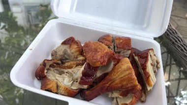 Bir şef George Town, Penang, Malezya 'daki restoranında kızarmış ördek yemeği hazırlıyor..