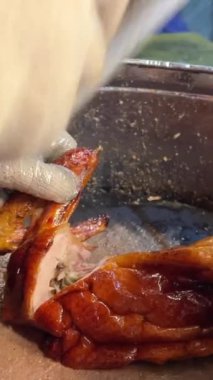 Bir şef George Town, Penang, Malezya 'daki restoranında kızarmış ördek yemeği hazırlıyor..