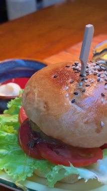 Çıtır çıtır, kızarmış tavuk çift burger, sebze ve içecek, tatlı patatesle servis edilir. Hamburger kızartması salatası