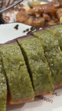 Vietnamlı yeni yıl pirinç keki yapışkan pirinçten ve bayanların elleri renkli çizgilerden yapılmış festival masasında gevşiyor Vietnamlılar. Asya yemekleri