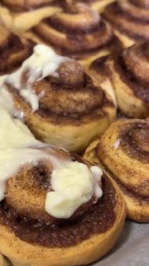 Süpermarkette tarçınlı çörek gösterisi. Bir tezgah dolusu lezzetli fırın. Taze tarçınlı rulo 