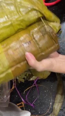 Vietnamlı yeni yıl pirinç keki yapışkan pirinçten ve bayanların elleri renkli çizgilerden yapılmış festival masasında gevşiyor Vietnamlılar. Asya yemekleri