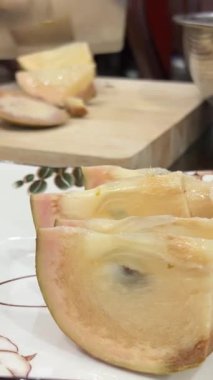 Chrysophyllum cainito Cainito, Cainito, Caimito, tar elma, yıldız elması, mor yıldız elması, altın yaprak ağacı, abiaba, pomme de lait Golden leaf ağacı olarak da bilinir. Yıldız elma meyveleri