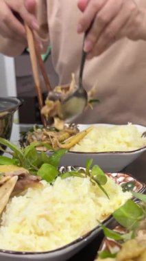 Ho Chi Minh City 'de Asya' da Vietnam usulü tavuk yemeği, aile yemeği hazırlayan tek kullanımlık eldivenler giyen bir kadın. Vietnam evcil tavuğu, sarı tavuğu suda kaynatır ve parçalara ayırır.