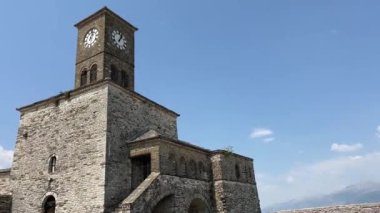 Cirokastra Müzesi Şehri Arnavut komünist lider Enver Hoca 'nın doğum yeri olarak biliniyor. UNESCO Dünya Mirası Alanı, Osmanlı Şehri