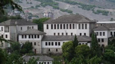 Cirokastra Müzesi Şehri Arnavut komünist lider Enver Hoca 'nın doğum yeri olarak biliniyor. UNESCO Dünya Mirası Alanı, Osmanlı Şehri