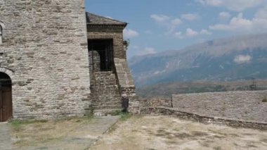 Cirokastra Müzesi Şehri Arnavut komünist lider Enver Hoca 'nın doğum yeri olarak biliniyor. UNESCO Dünya Mirası Alanı, Osmanlı Şehri