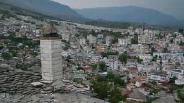 Cirokastra Müzesi Şehri Arnavut komünist lider Enver Hoca 'nın doğum yeri olarak biliniyor. UNESCO Dünya Mirası Alanı, Osmanlı Şehri