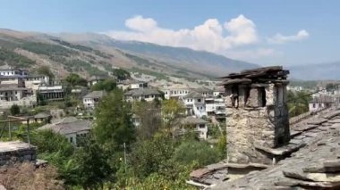 Cirokastra Müzesi Şehri Arnavut komünist lider Enver Hoca 'nın doğum yeri olarak biliniyor. UNESCO Dünya Mirası Alanı, Osmanlı Şehri