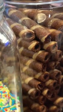 Büfede tatlı bir masa, çocuklar için serpiştirmeler, dondurma katkı maddeleri, büyük cam kaplardan seç, farklı şekerlemeler. Tatlılar