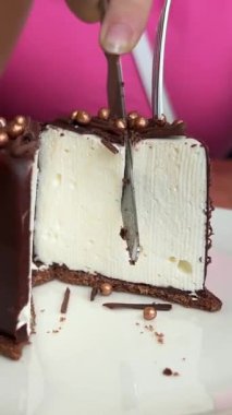 Üzerinde dondurma olan Türk sütlü kazandibi tatlısı, dondurmalı vanilyalı puding. Sütlü kek.